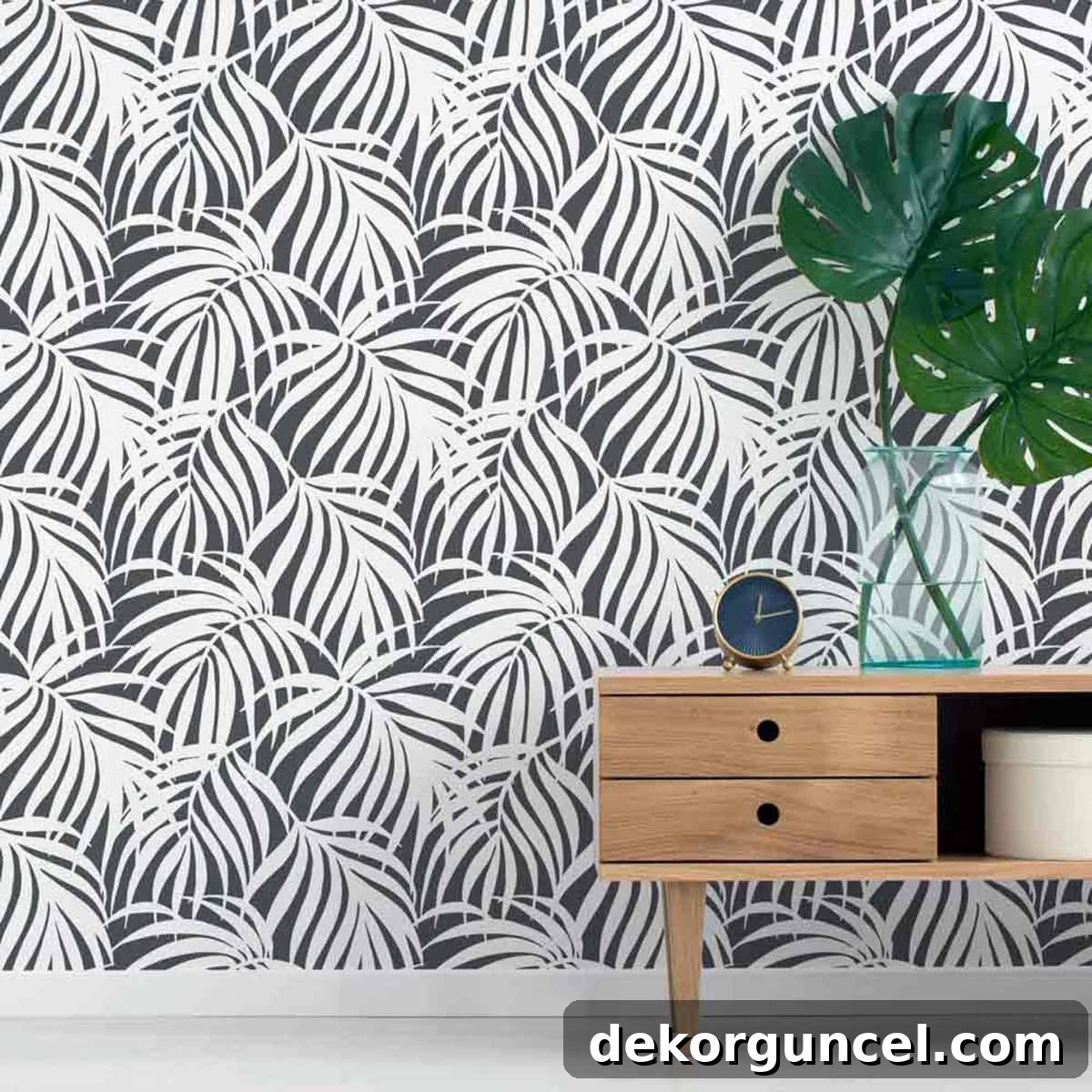 Şablonla Duvarlarınıza Hayat Verin: Büyüleyici Alanlar Yaratın 5 An example of a contemporary palms wall stencil, featuring a delicate and naturalistic leaf pattern ideal for creating a calming, organic atmosphere in any room.