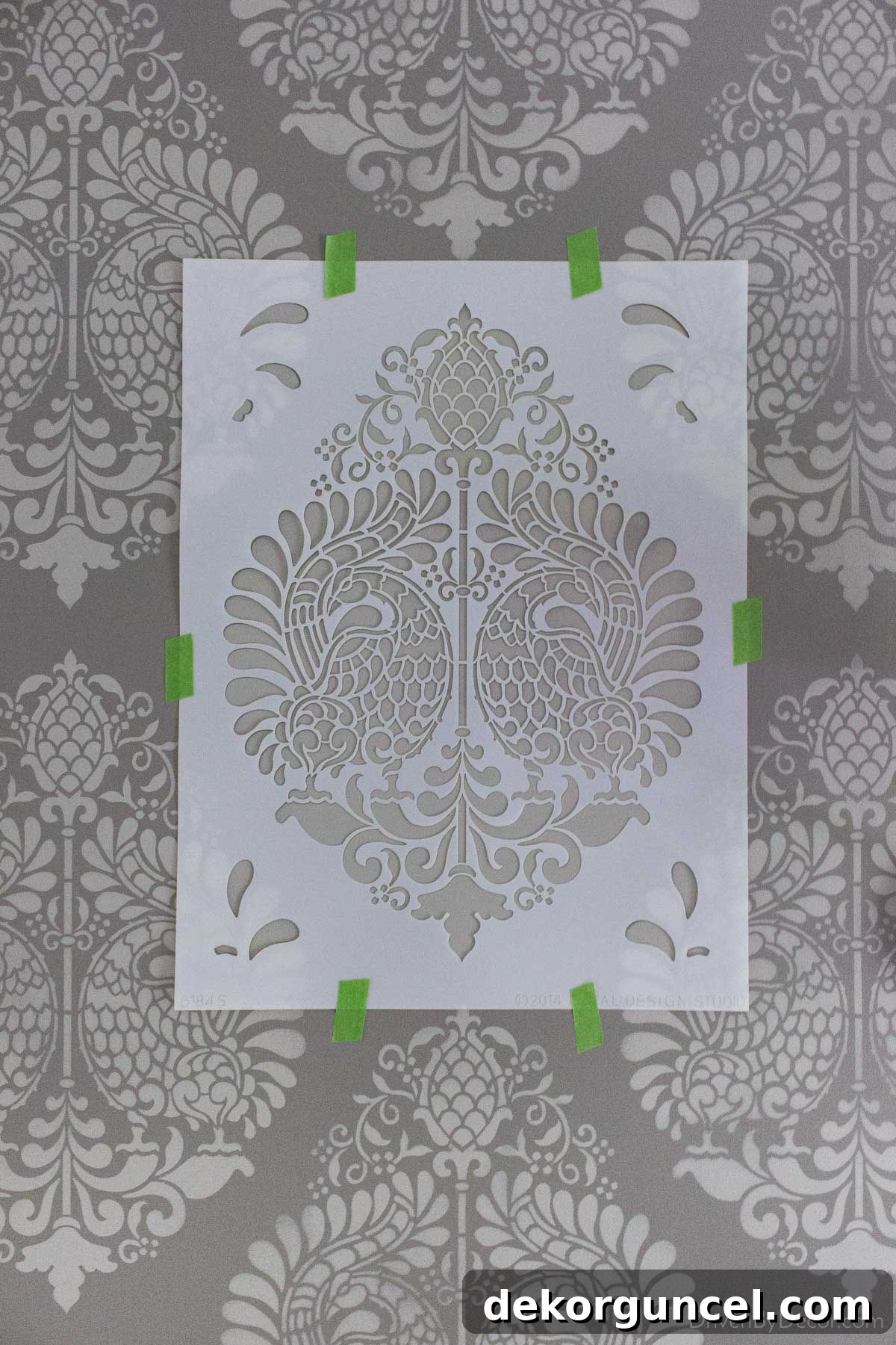 Şablonla Duvarlarınıza Hayat Verin: Büyüleyici Alanlar Yaratın 10 Close-up demonstrating how a wall stencil aligns perfectly with previously stenciled sections, utilizing integrated guides for seamless pattern repetition.