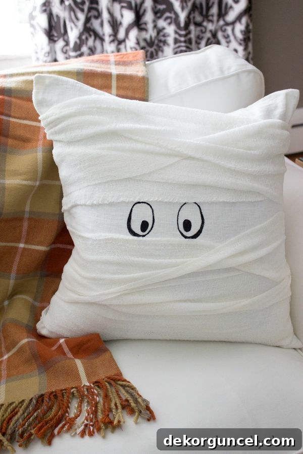 Halloween mummy pillow - so cute and a super simple DIY!