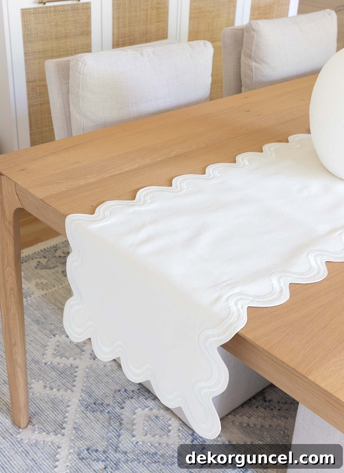 Scalloped table runner