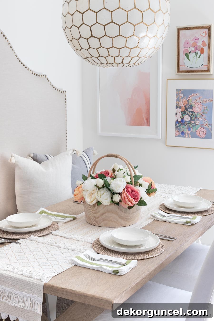 Love these gorgeous woven chargers! Source linked in blog post!