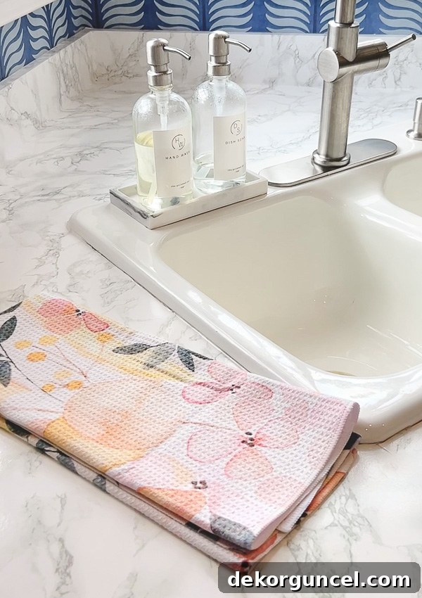 Fast-drying hand towel featuring a beautiful watercolor print, perfect for modern kitchens.